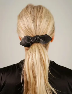 Kvinnor Corinne Håraccessoarer|Leather Bow Big Hair Tie - Hårsnoddar