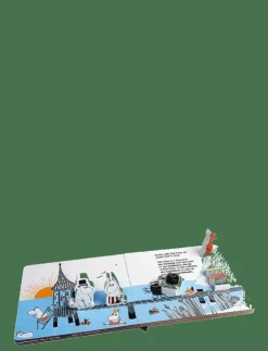 Barn Barbo Toys Barnböcker|Moominvalley Book at the Seaside with 5 wooden figures (ENG) - Saga