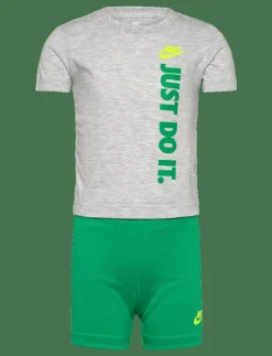 Barn Nike Set|NKB B NSW GFX FT SHORT SET - Set med kortärmad t-shirt