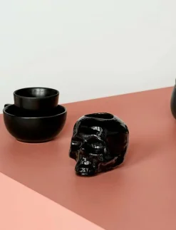 Kosta Boda Still Life skull ljuslykta svart 85mm - Skulpturer & Porslinsfigurer| Dekorationsdetaljer|Ljusstakar & Ljushållare