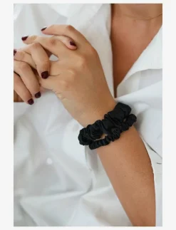 Kvinnor By Barb Hår|Håraccessoarer|Thin silk hair tie - Hårsnoddar